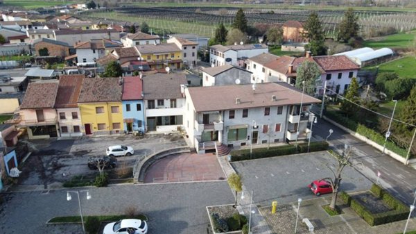 appartamento in vendita a Zevio in zona Perzacco