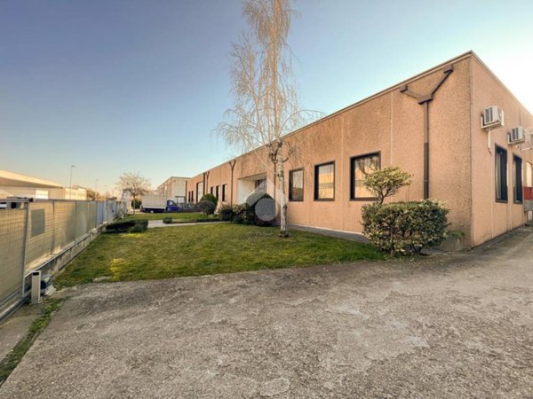 locale commerciale in vendita a Zevio
