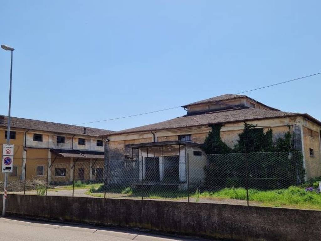 locale commerciale in vendita a Zevio in zona Santa Maria