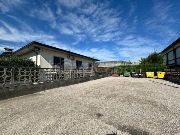 negozio in vendita a Zevio in zona Campagnola