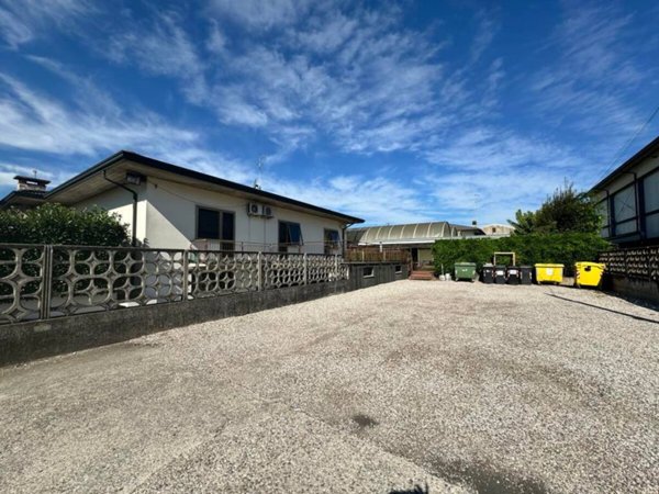 negozio in vendita a Zevio in zona Campagnola