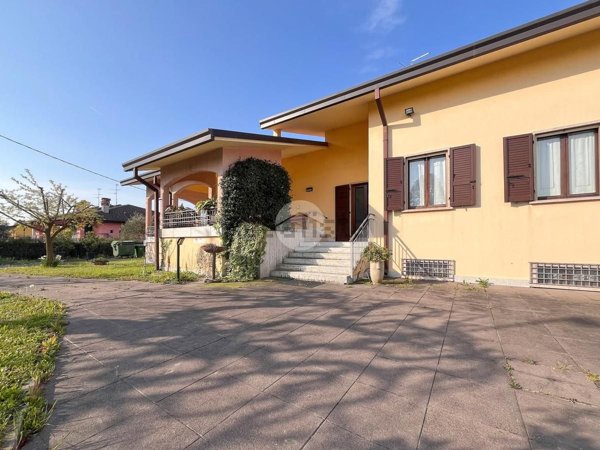 casa indipendente in vendita a Zevio in zona Volon