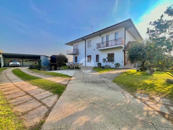 casa indipendente in vendita a Zevio in zona Santa Maria