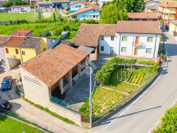 casa indipendente in vendita a Zevio in zona Perzacco