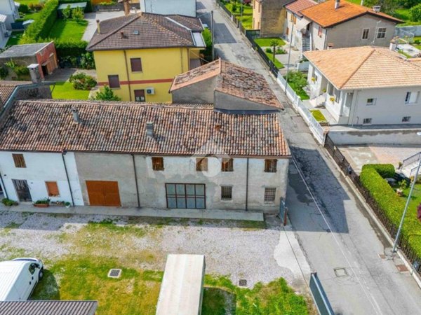 casa indipendente in vendita a Zevio in zona Perzacco