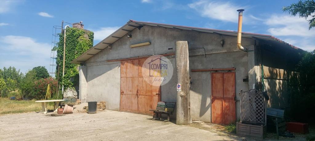 locale commerciale in vendita a Zevio