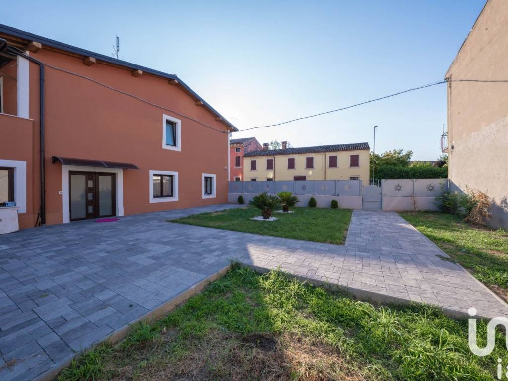 casa indipendente in vendita a Zevio in zona Volon