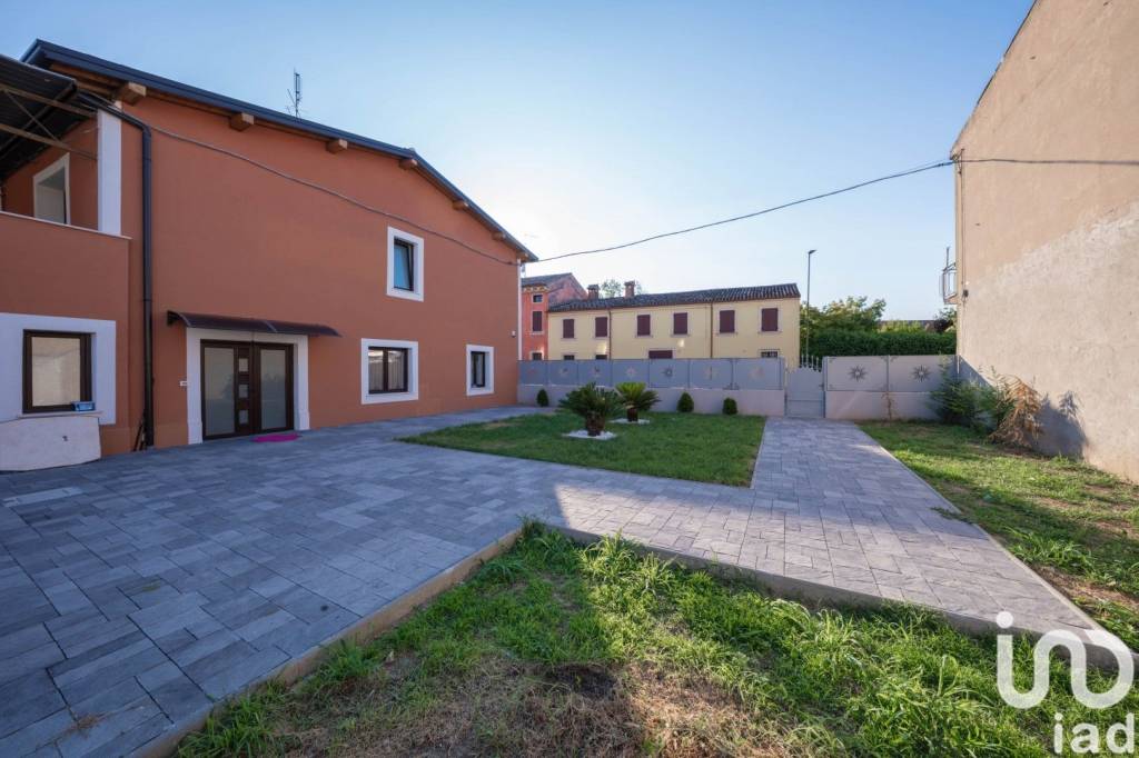 casa indipendente in vendita a Zevio in zona Volon