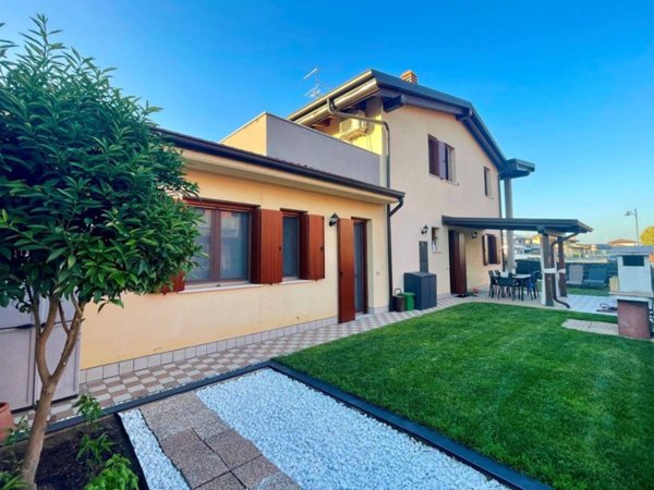 casa indipendente in vendita a Zevio in zona Santa Maria