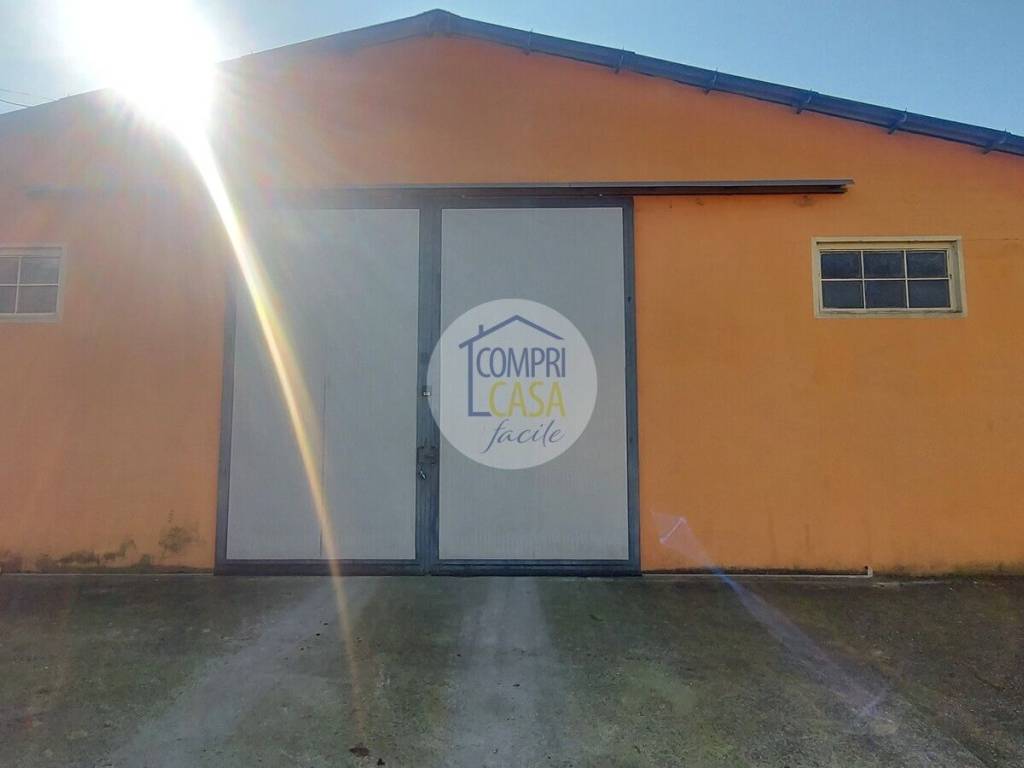 locale commerciale in vendita a Zevio in zona Santa Maria