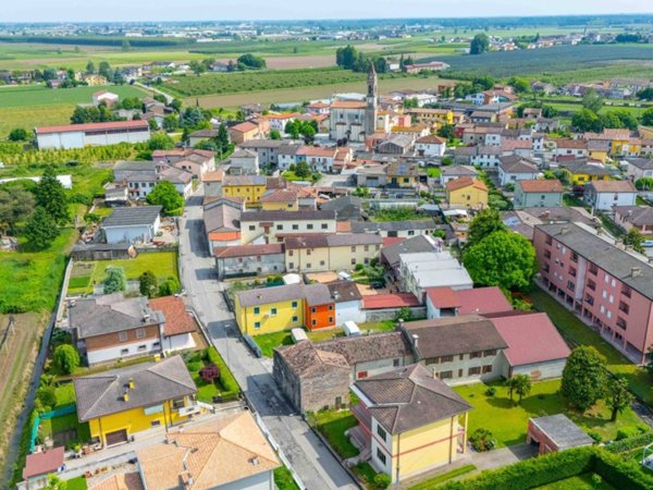 casa indipendente in vendita a Zevio in zona Perzacco