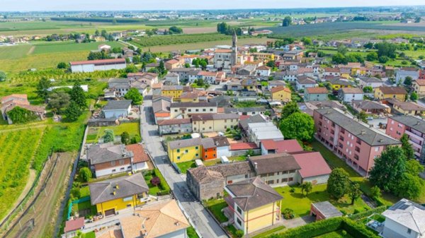 casa indipendente in vendita a Zevio in zona Perzacco