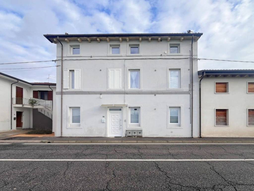 appartamento in vendita a Zevio in zona Volon