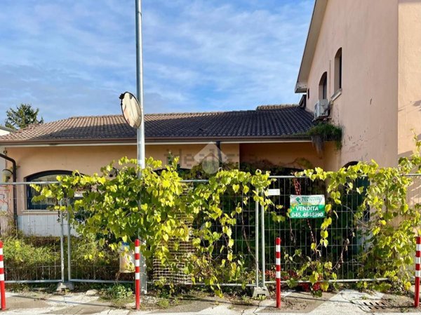 casa indipendente in vendita a Zevio in zona Perzacco