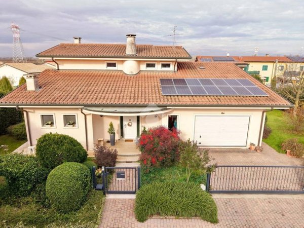 casa indipendente in vendita a Zevio in zona Perzacco