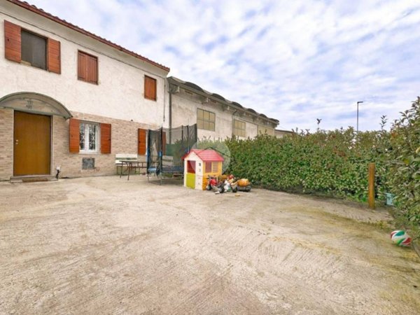 casa indipendente in vendita a Zevio in zona Perzacco