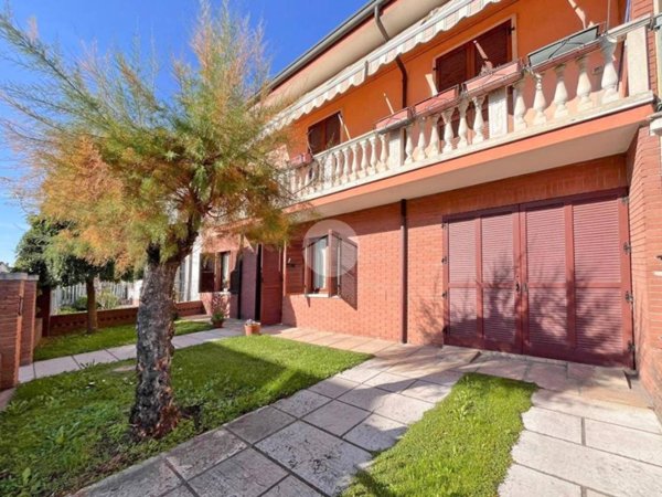 casa indipendente in vendita a Zevio in zona Perzacco