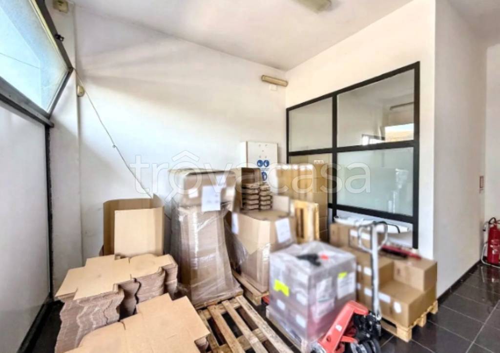 negozio in vendita a Zevio in zona Volon