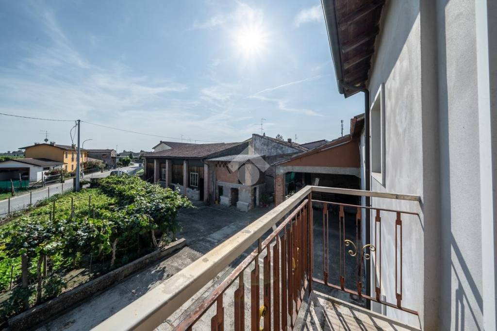 casa indipendente in vendita a Zevio in zona Perzacco