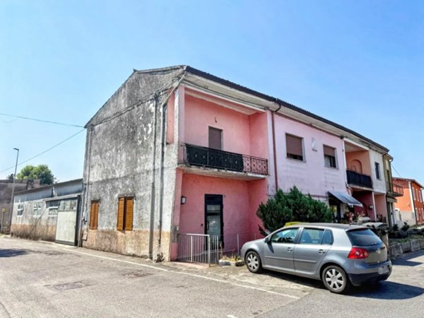 negozio in vendita a Zevio in zona Volon