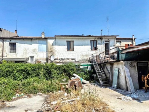 appartamento in vendita a Zevio in zona Volon