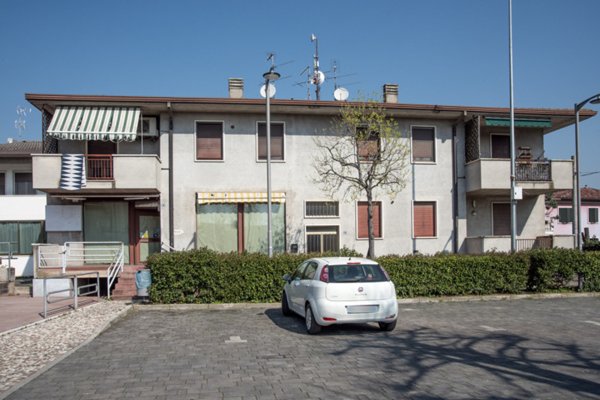 negozio in vendita a Zevio in zona Perzacco