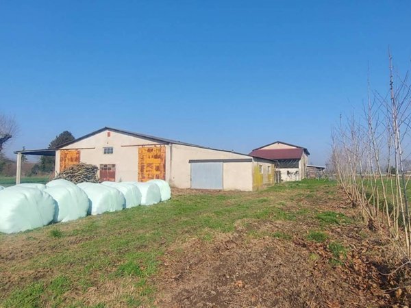 locale commerciale in vendita a Zevio in zona Santa Maria