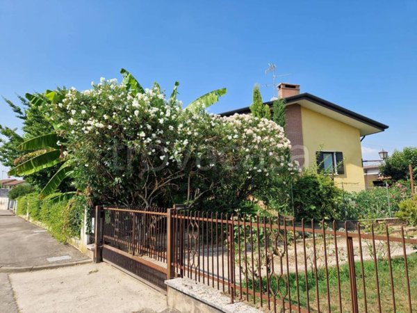 casa indipendente in vendita a Zevio in zona Santa Maria