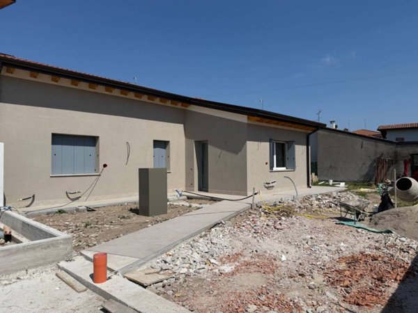 casa indipendente in vendita a Zevio in zona Santa Maria
