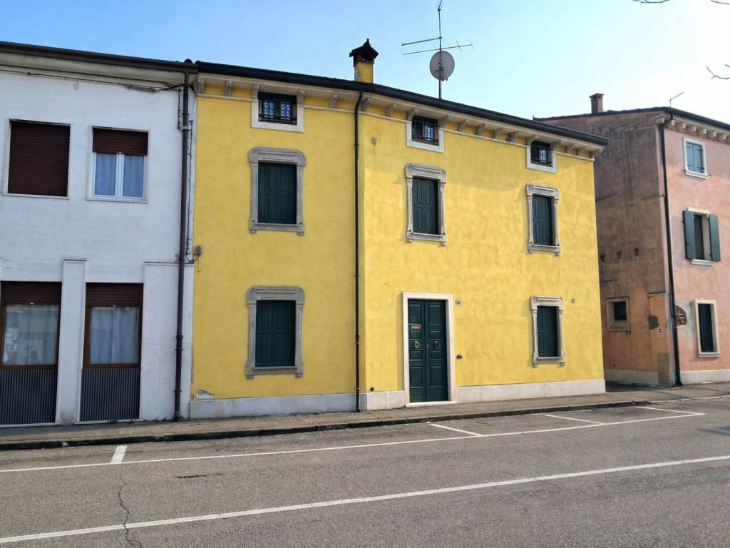 casa indipendente in vendita a Zevio in zona Santa Maria