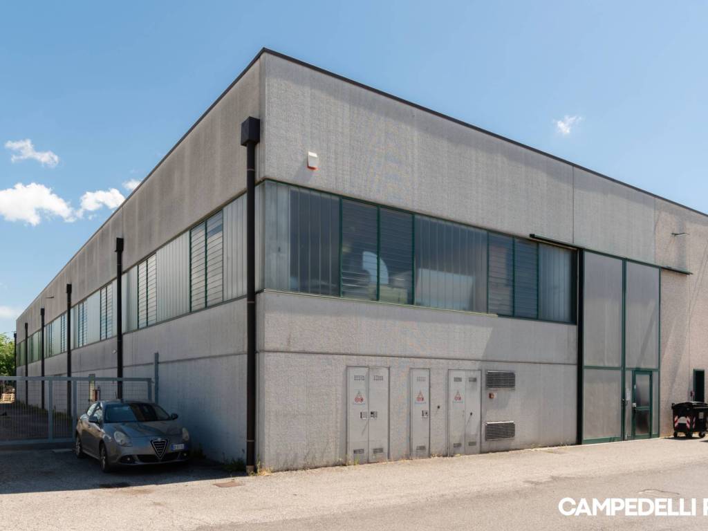 locale commerciale in vendita a Zevio in zona Campagnola