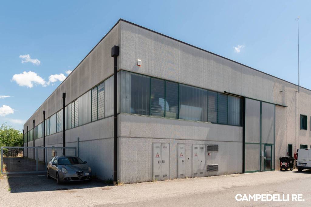 locale commerciale in vendita a Zevio in zona Campagnola