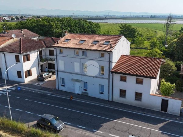 appartamento in vendita a Zevio in zona Volon