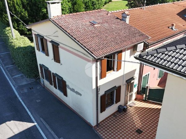 casa indipendente in vendita a Zevio in zona Volon