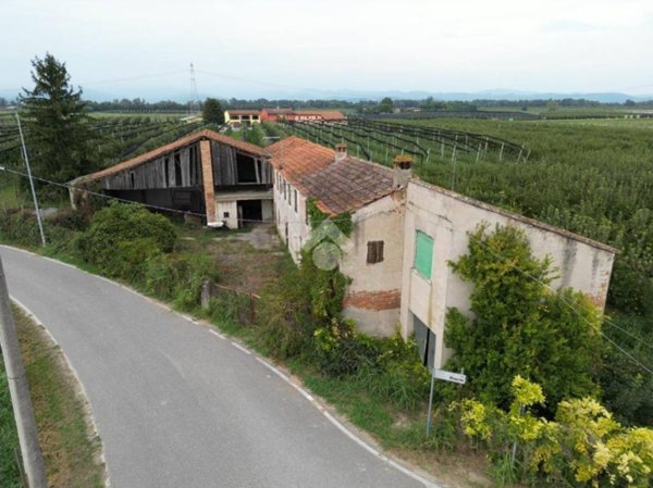 casa indipendente in vendita a Zevio in zona Perzacco