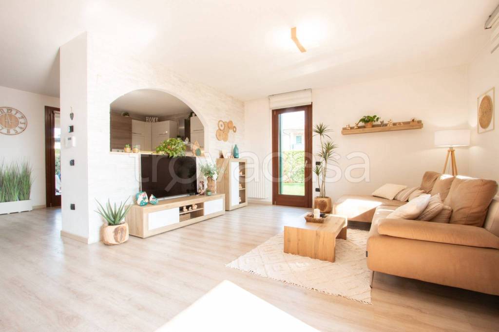 casa indipendente in vendita a Zevio in zona Santa Maria