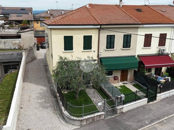 casa indipendente in vendita a Zevio in zona Santa Maria