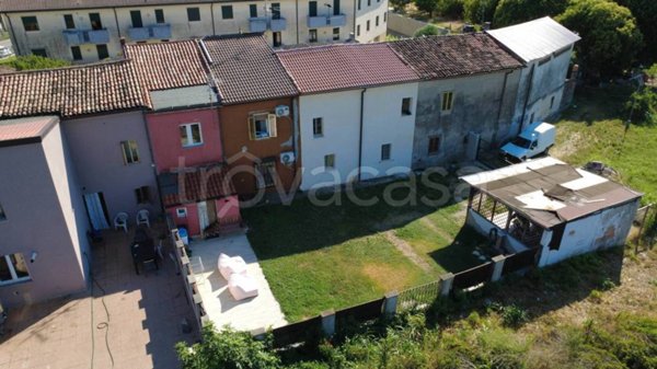 casa indipendente in vendita a Zevio in zona Perzacco
