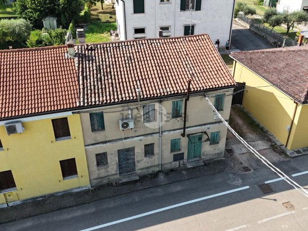 casa indipendente in vendita a Zevio in zona Perzacco