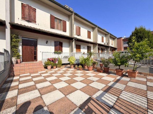 casa indipendente in vendita a Zevio in zona Santa Maria