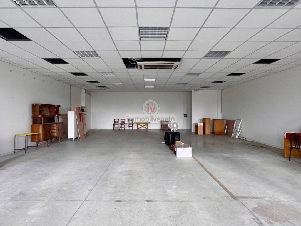 locale commerciale in vendita ad Agugliaro