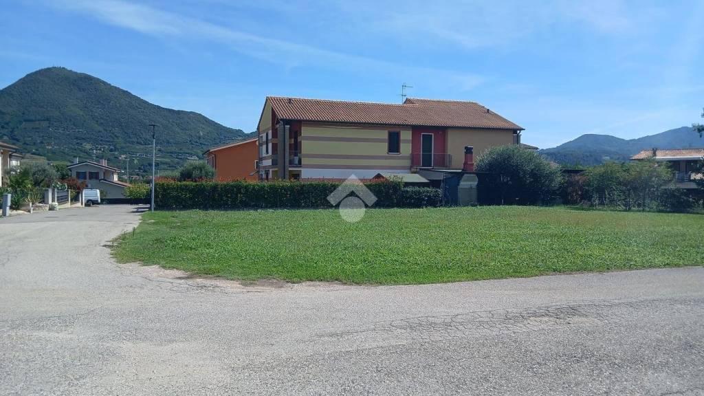 terreno edificabile in vendita ad Albettone in zona Lovertino