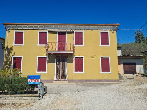 casa indipendente in vendita ad Albettone in zona Lovertino