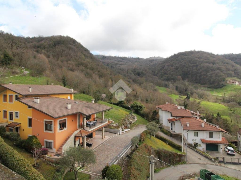 casa indipendente in vendita ad Altissimo in zona Molino