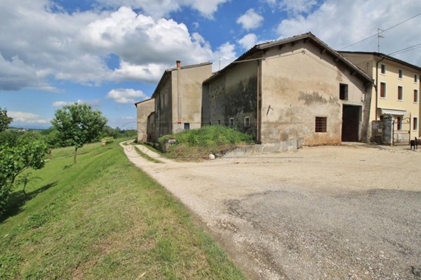 casa indipendente in vendita ad Arzignano in zona Pugnello