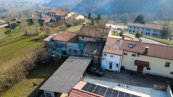 casa indipendente in vendita ad Arzignano in zona Pugnello