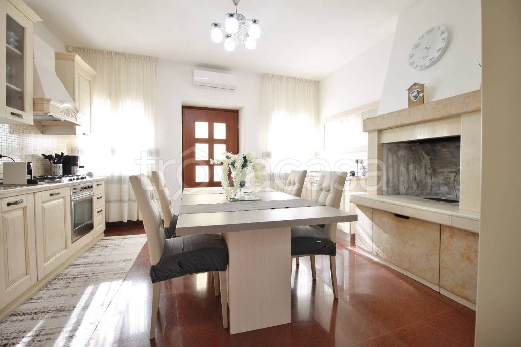 casa indipendente in vendita ad Arzignano in zona Costo