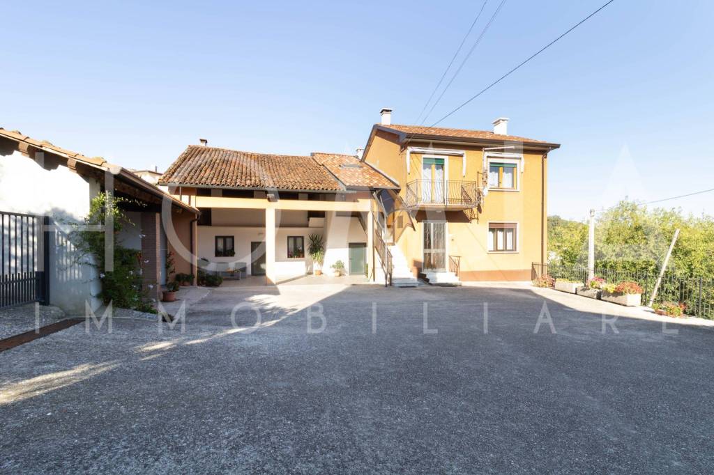 casa indipendente in vendita ad Arzignano in zona Pugnello