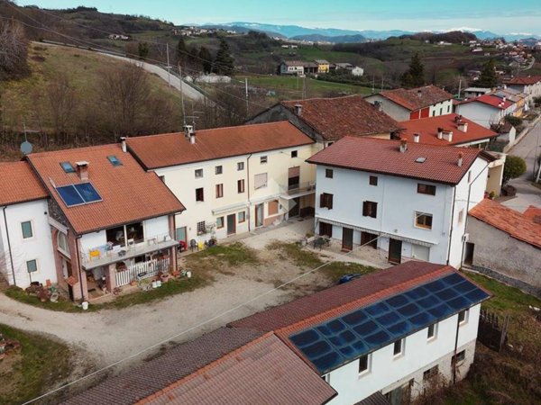 casa indipendente in vendita ad Arzignano in zona Pugnello