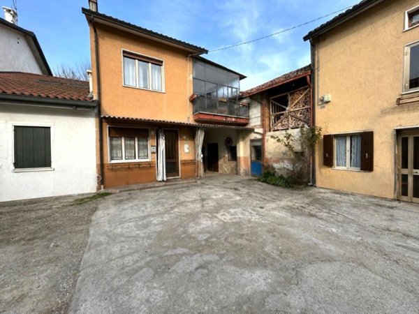 casa indipendente in vendita ad Arzignano in zona Tezze